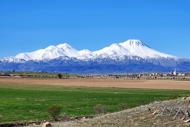 Kapadokya'nın güneyinde yükselen karlı Hasan Dağı ve çevresindeki geniş tarım arazileri